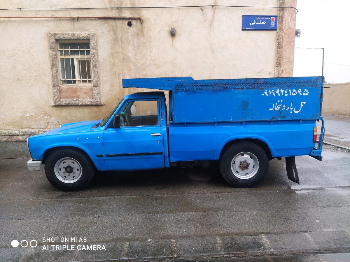 حمل نخاله توسط نيسان كمپرسي با كارگر