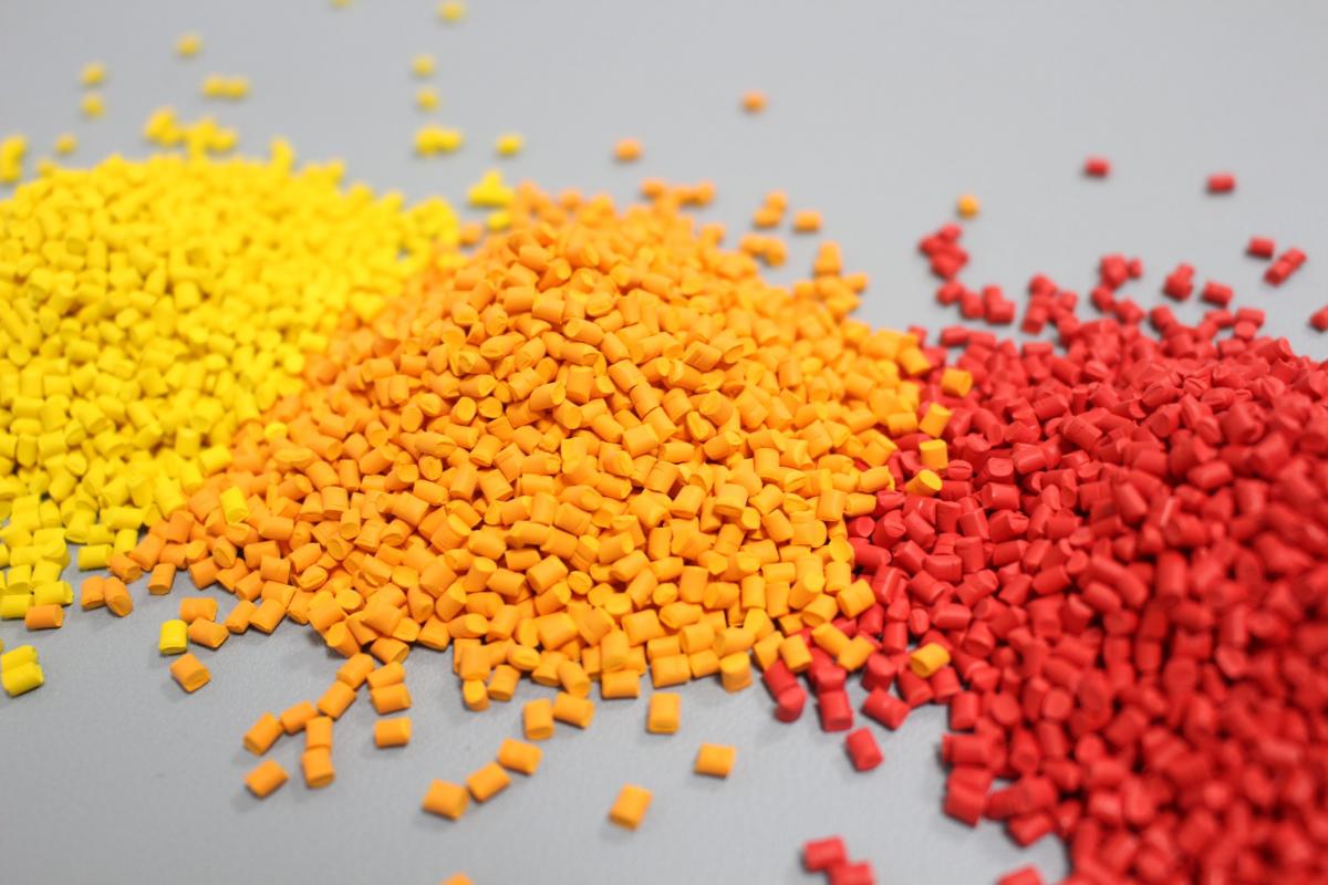 توليد و فروش انواع مستربچ و افزودني‌هاي پليمري